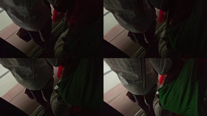 熙熙攘攘的印度火车站，形形色色的乘客