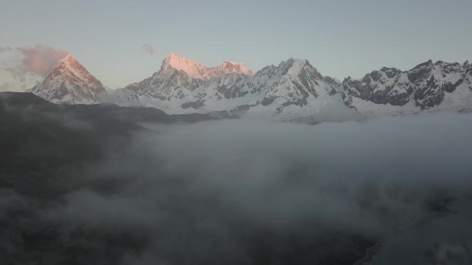 西藏山南库拉岗日雪山