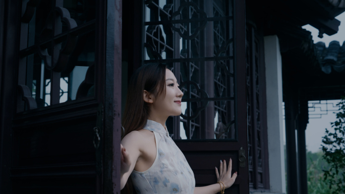 唯美诗情画意江南旗袍园林美女打伞