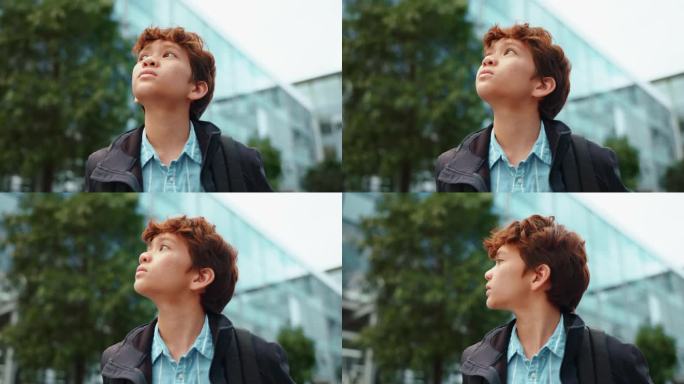 城市，建筑和孩子，有旅行的想法，有教育目标，骄傲和灵感。梦想，寻找和亚洲男孩的学习机会，未来的法律事