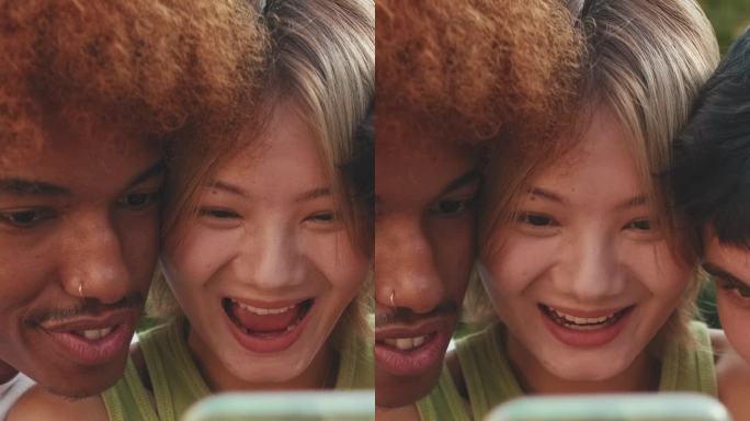 一群年轻人用手机分享媒体