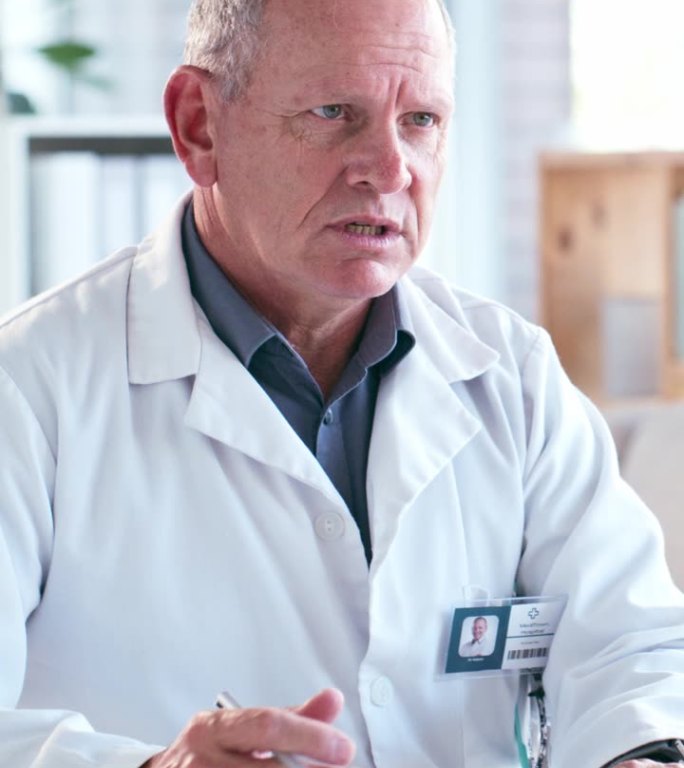 男医生向女病人咨询