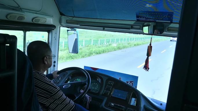 黄花沟草原摆渡车行驶在路上