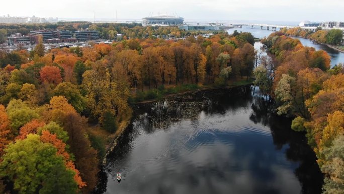 鸟瞰秋天的城市公园和湖泊。