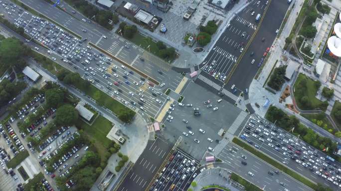 航拍上下班高峰期的十字路口的车流人流