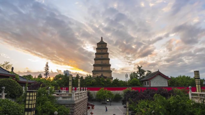 云在上空移动，游客参观故宫传统建筑，紫禁城，中国关于古代皇宫太和殿
