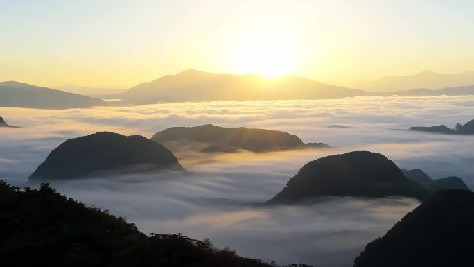 山顶雾气日出朝霞