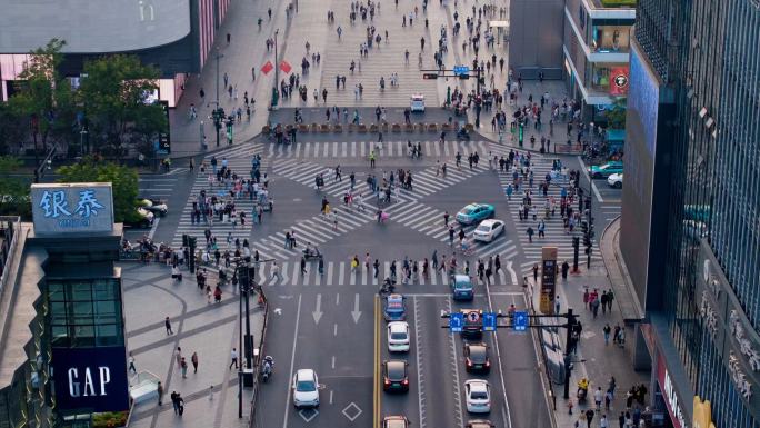 十字路口步行街斑马线人流航拍移动延时合集