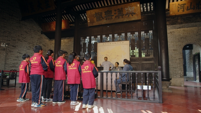 游客参观百色粤东会馆