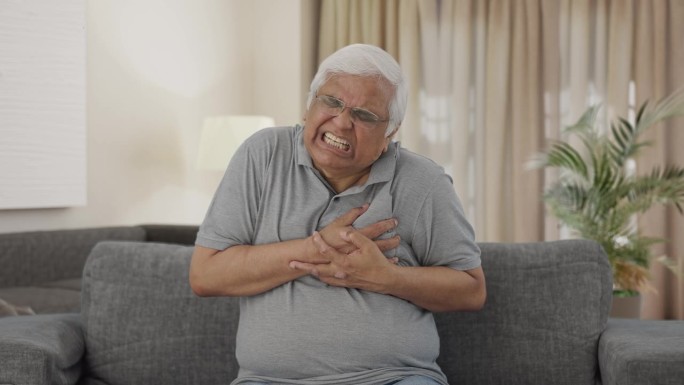 生病的印度老人心脏病发作了