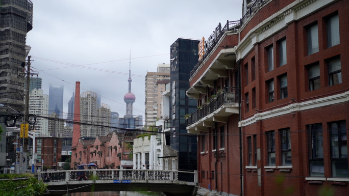 阴天上海东方明珠