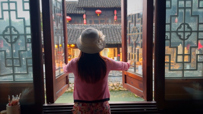 美女逛古镇古村落徽派建筑旅游