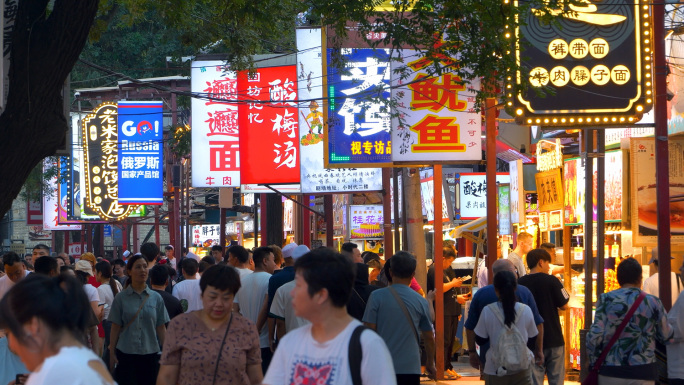 夜市热闹小吃街人流人群特色商业街实拍视频