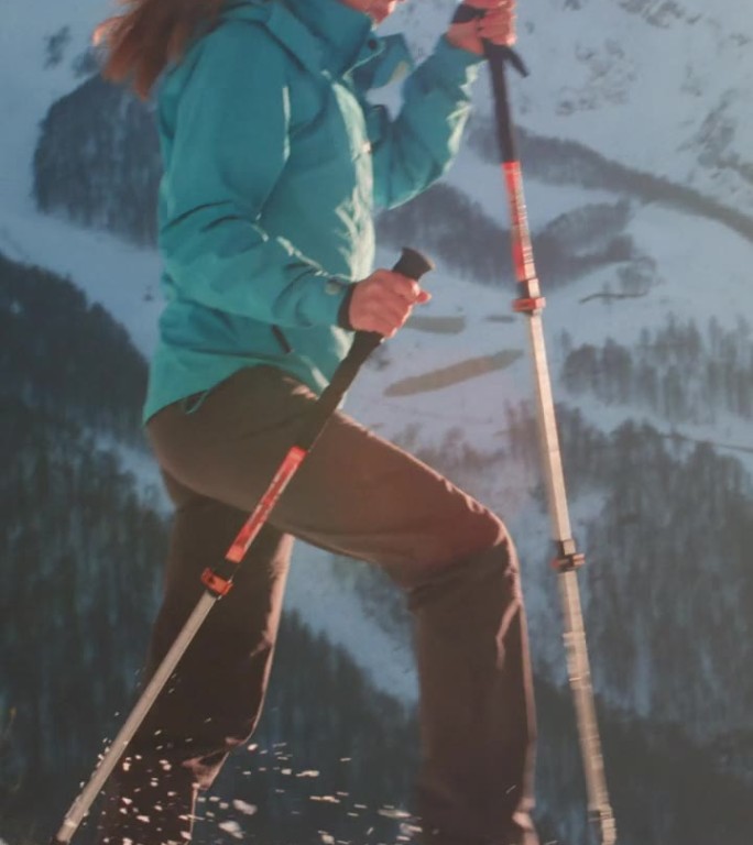 一位老妇人走过雪地。老年女性冬季登山。主动退休年龄