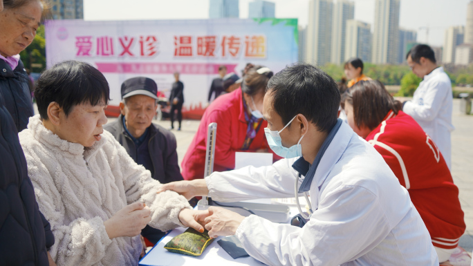 社区义诊 量血压B超针灸血糖眼睛检查把脉