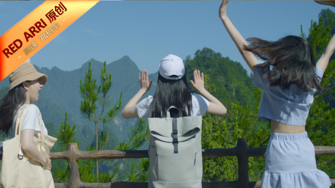 登顶欢呼山顶奔跑呐喊青春美女感受自然