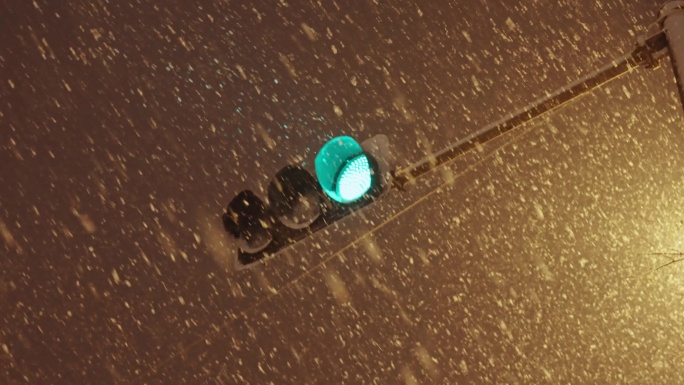 暴雪夜晚大雪纷飞