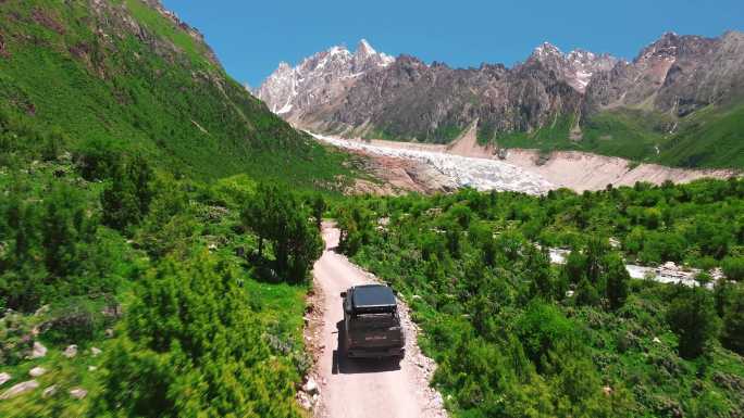 西藏布加冰川丛林里行驶的越野车