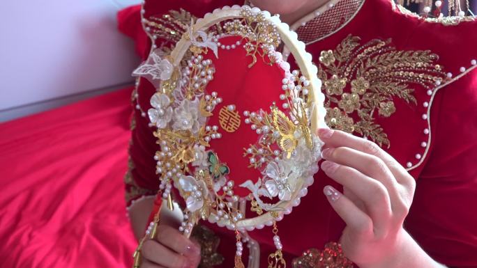 手指优雅抚摸中式扇子女人新娘
