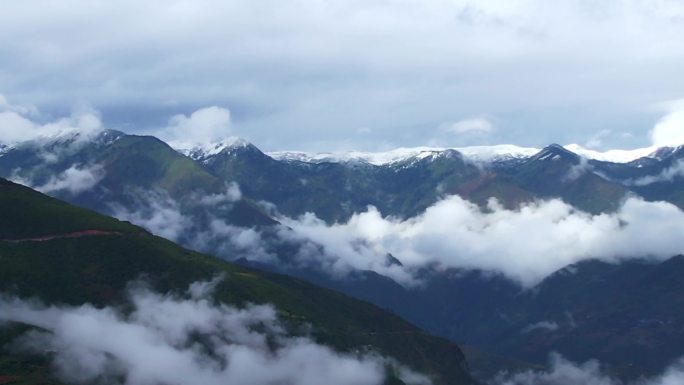 群山起伏 雪山