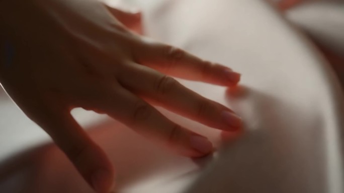 手摸丝绸丝滑亲肤