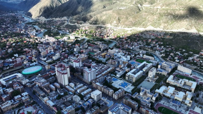 航拍四川甘孜巴塘县城市风光