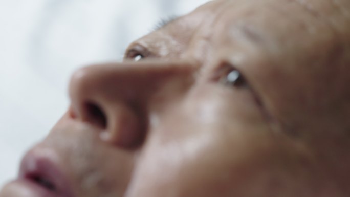 医院 躺在病床上老年人康养医疗孤独老人