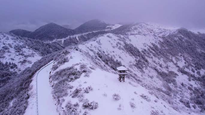 汽车越野车行驶在冬天冰天雪地雪山公路山路