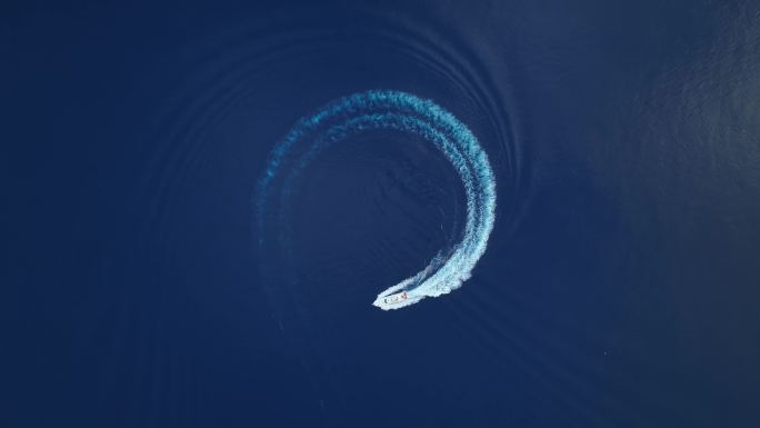 游艇在大海上航行