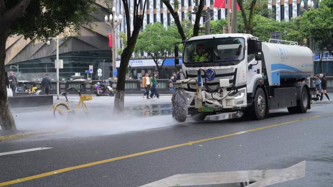 洒水车清洗街道城市环卫