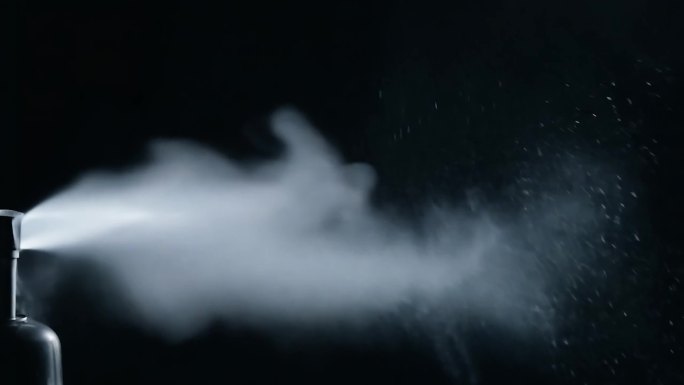 喷水喷雾器黑色背景
