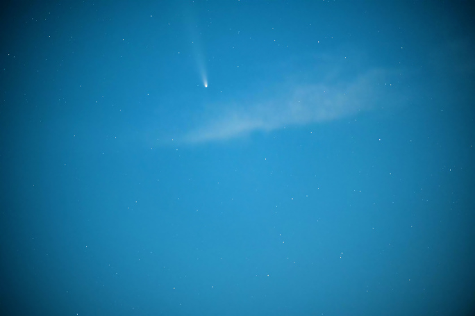 穿过云层的彗星