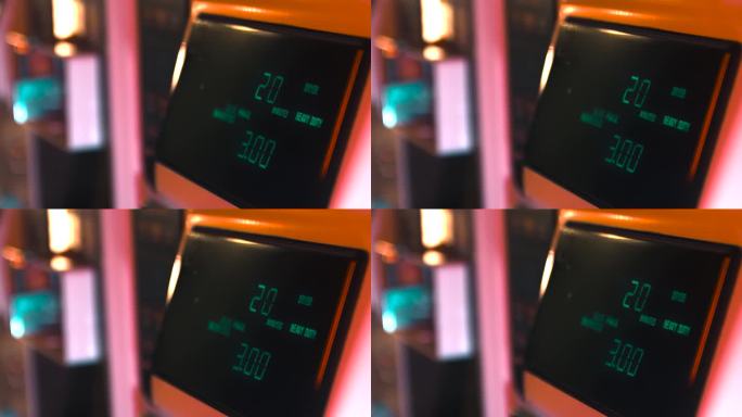 神秘的洗衣机在黑暗中发出不祥的光