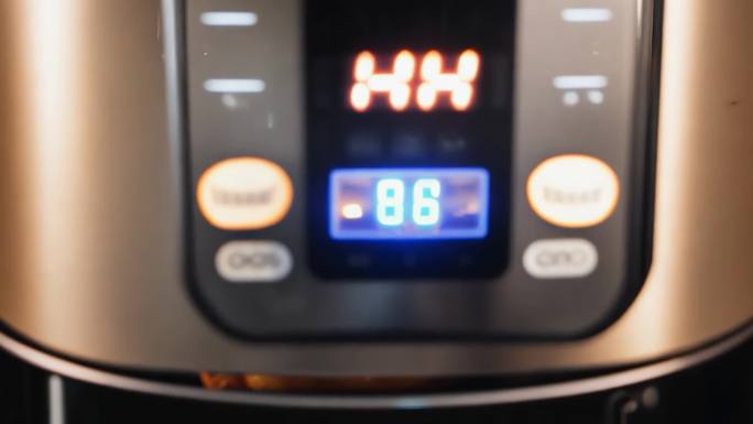 透过空气炸锅看里面的美食膨胀烤熟过程延时