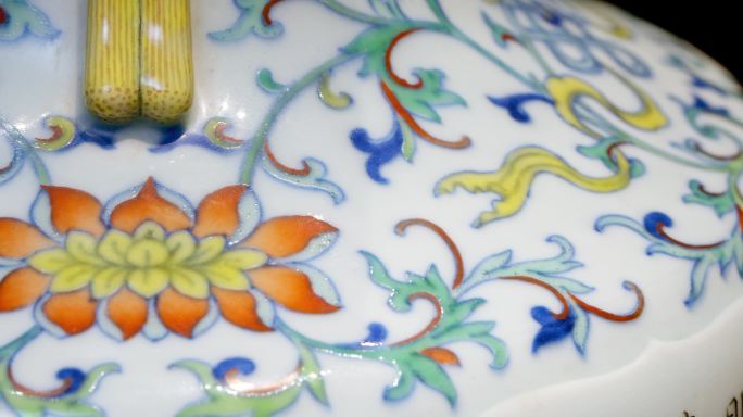 粉彩开光乾隆御制诗花卉纹蝠耳瓶