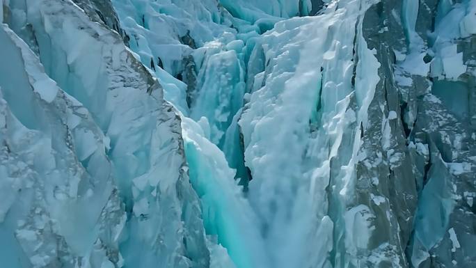 雪山融化时溪水流过的冰川裂缝