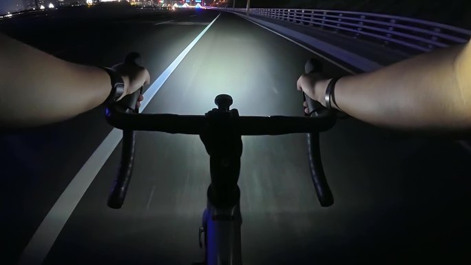 公路车 骑行 夜晚 夜景 街道