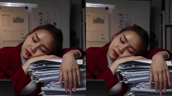 一个在办公室加班的女人困倦地打着哈欠。劳累过度的亚洲女人，她困了，睡着了。