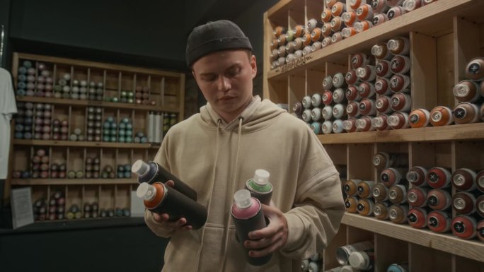 男性涂鸦艺术家手持喷漆的肖像