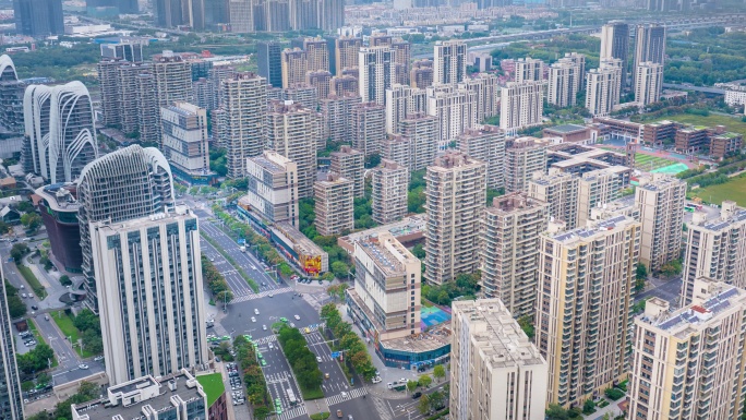 南京南站航拍：高铁疾驰与城市地标的交响