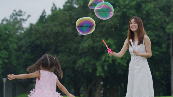 妈妈带小孩吹泡泡