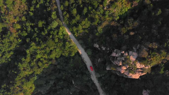盘山公路上行驶的红色汽车