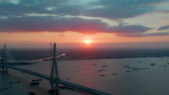 夕阳下的常泰大桥航拍4k
