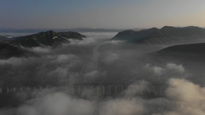航拍群山云海中的高架铁路