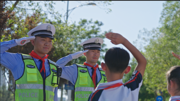交警护送学生红领巾敬礼