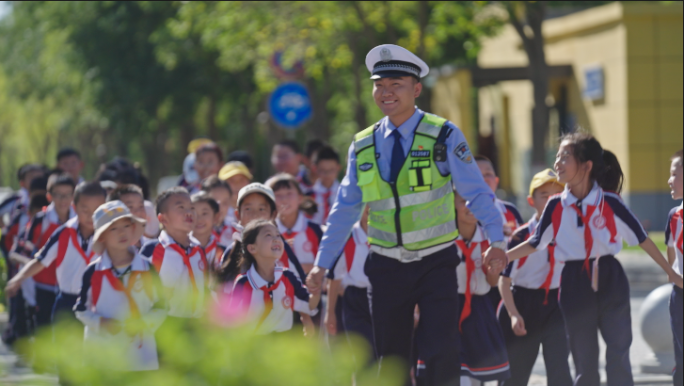 交警护送学生红领巾敬礼
