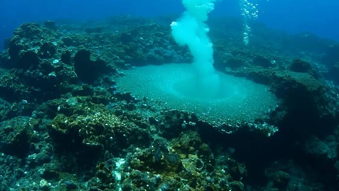 深海探测器拍摄到的海底热液喷口