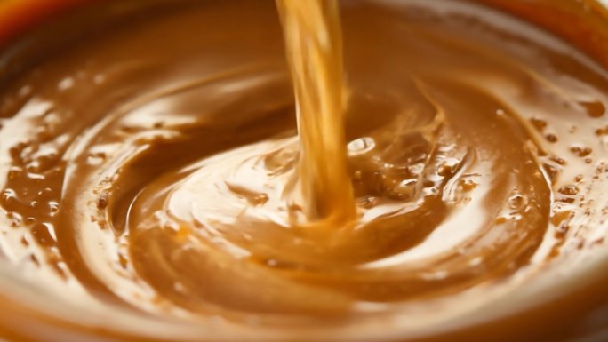 4K搅拌黑褐色的花生芝麻酱