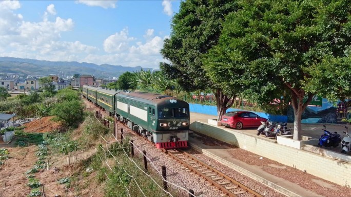 滇越铁路开远七孔桥火车站 米轨火车 绿皮
