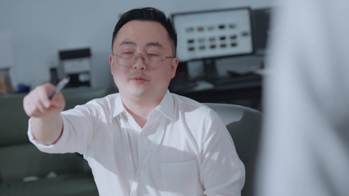 创业团队 激烈讨论方案